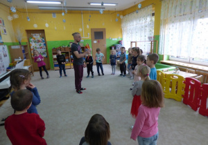 Grupa 4-latków słucha instruktażu pana Miłosza...